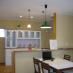 LDKはキッチンからは和室までがつながり、塗り壁に無垢の床で温かい雰囲気です。