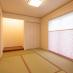 床の間上部の間接照明で特別感を演出した和室。