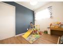 ２階の子供部屋。壁の一面は壁紙の色を変えて