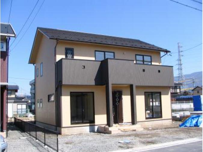 ベランダの一部が広くなっていて 小窓と共にアクセントになる住宅 松本市筑摩の施工例 株 シャーロック ホームズ ココスマ注文住宅 長野県の新築一戸建て ベランダの一部が広くなっていて 小窓と共にアクセントになる住宅 松本市筑摩の施工例 株 シャーロック ホームズ ココスマ注文住宅 長野県の新築一戸建て
