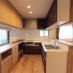 既製の棚と造り付けの食器棚の高さを揃えたキッチン